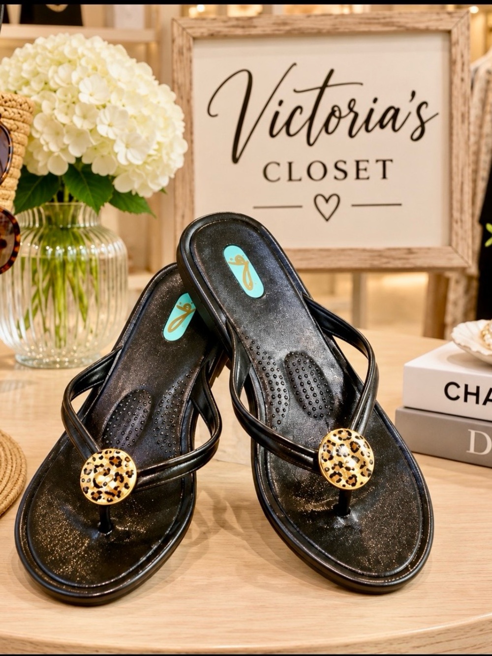 OKA b. Black Thong Sandals Leopard Medallion Women’s Size M